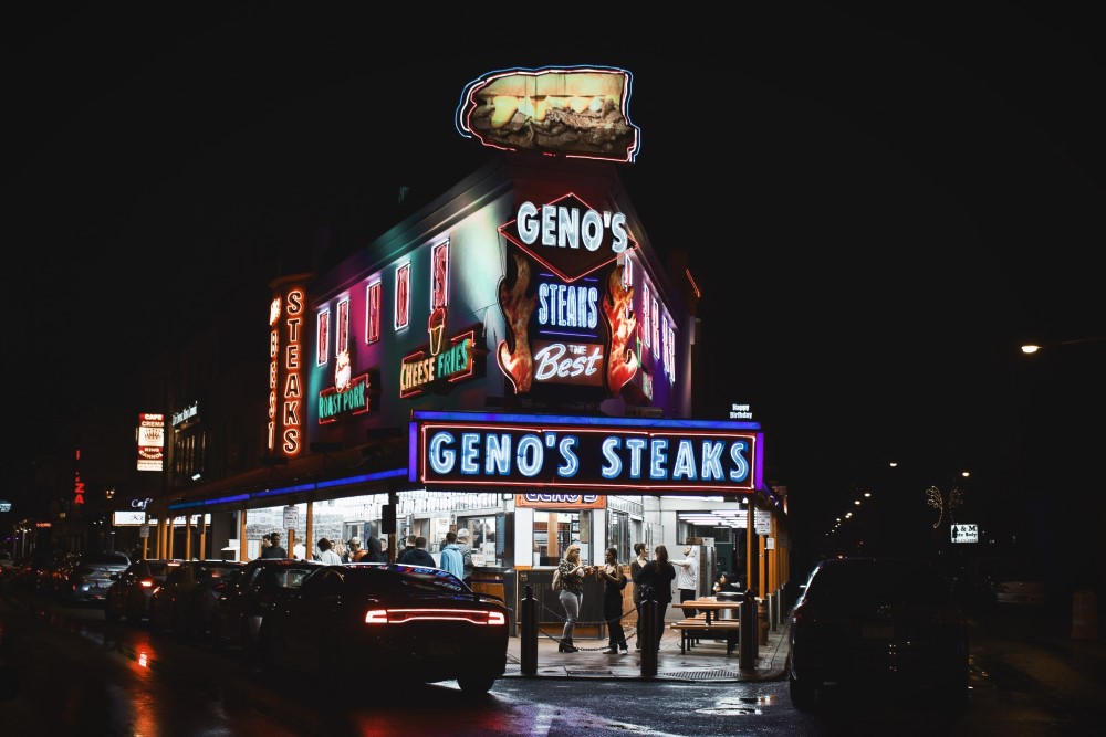 the front of a restaurant at night